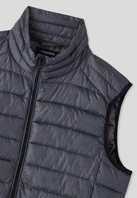 Szary kamizelka puchowa z wysokim kołnierzem, zamkiem błyskawicznym i bezrękawowym krojem. Posiada poziomy wzór pikowania oraz czarne wykończenie na brzegach.