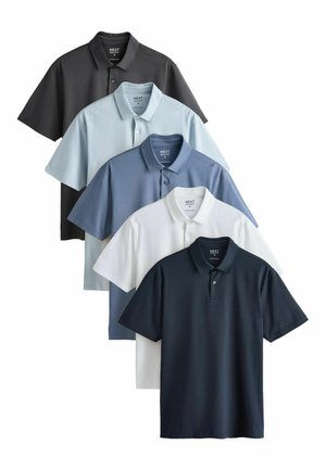 Fünf mittelgroße Polohemden mit kurzen Ärmeln in Schwarz, Hellblau, Blau, Weiß und Marineblau, überlappend auf weißem Hintergrund angeordnet.