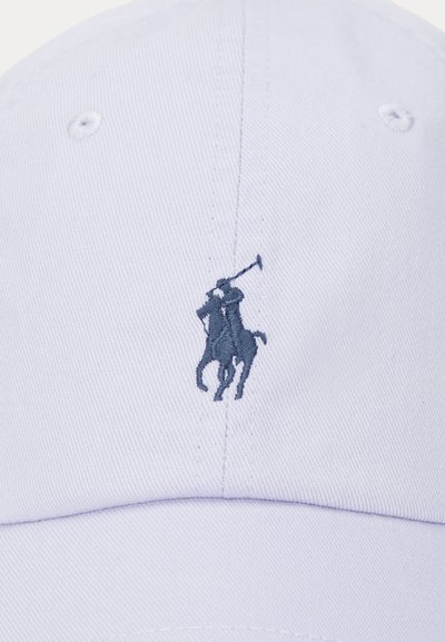 Ljuslila basebollmössa i bomullstwill, med en mörkblå broderad polo-spelare logotyp på framsidan. Sexpaneldesign med ögonhål.