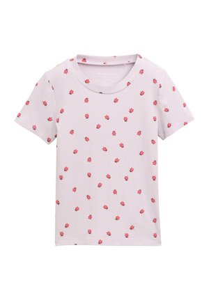 Chemise courte à manches courtes de couleur rose clair avec une texture côtelée, ornée de motifs floraux rouges et noirs éparpillés. Encolure ronde et coupe décontractée.