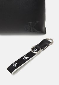 Calvin Klein Jeans MAKE UP BAG D RING KEYFOB SET - Kosmetyczka
