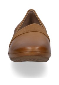 Ruske nahkakeerudega kingad, millel on ülevalt struktuurne elastik, mis katab esiosa. Ümar varvas ja paindlik kummitald, millel on mustrit.