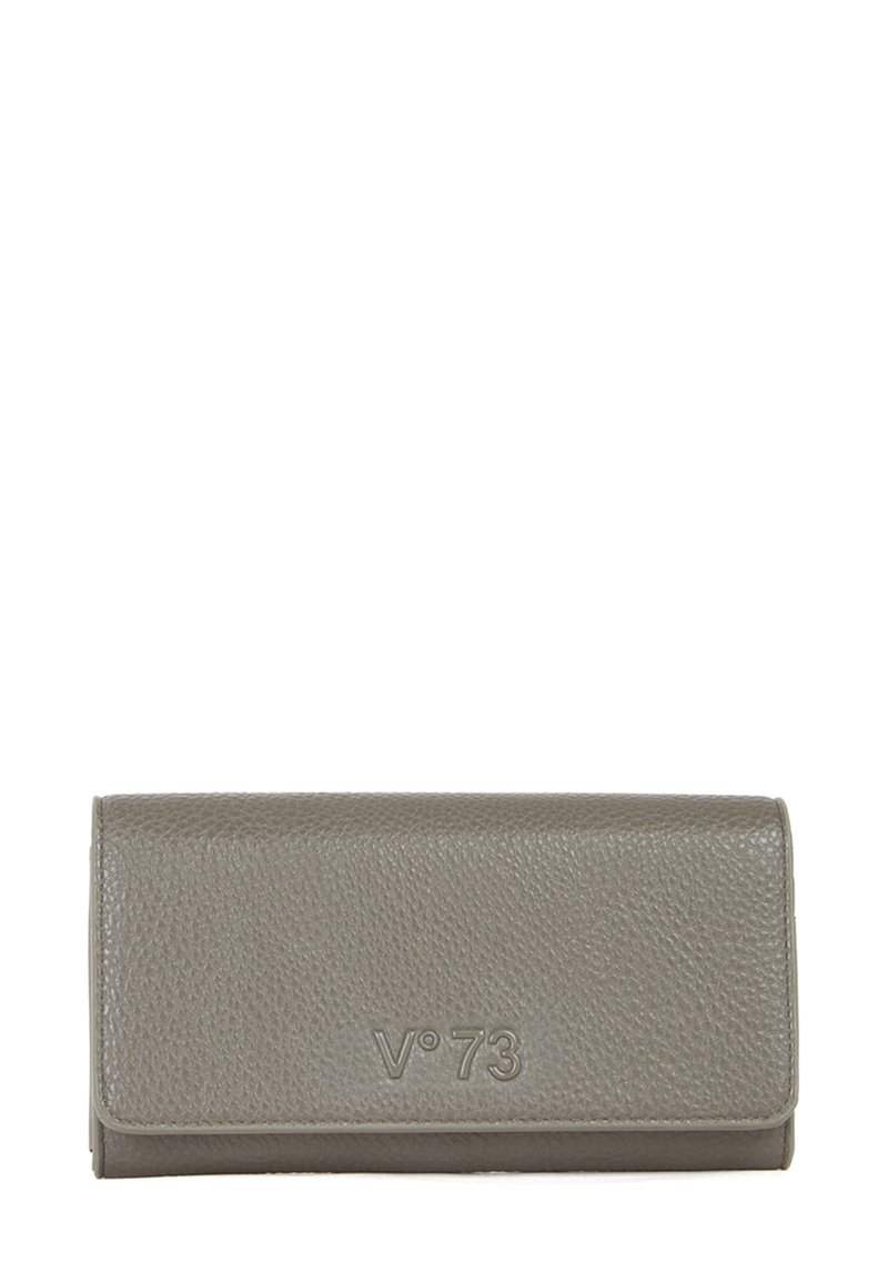 Portafoglio in pelle grigia con superficie strutturata, logo in rilievo "V°73" sul davanti e design rettangolare con patta.