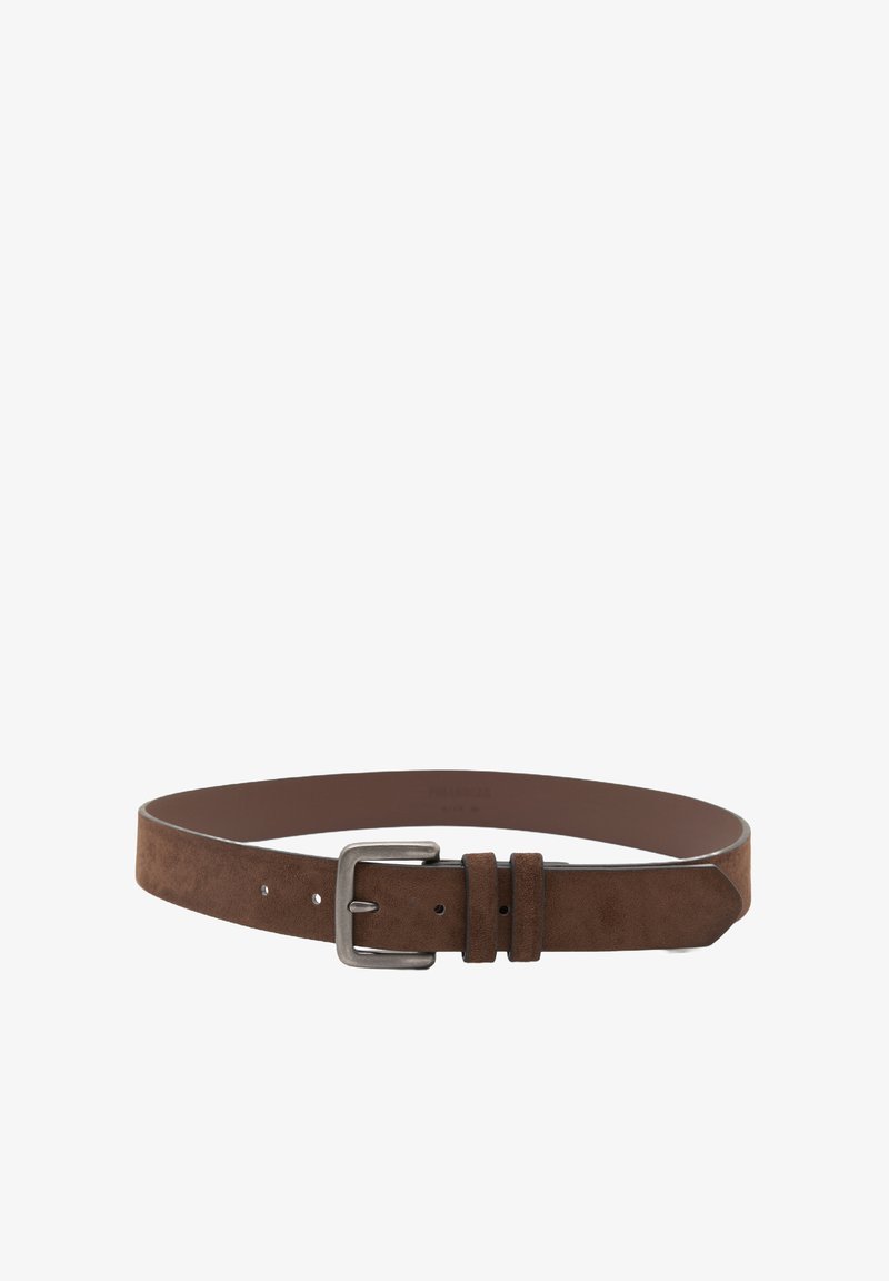 Ceinture en daim marron avec une boucle en métal argenté. Elle présente plusieurs trous pour l'ajustement et une surface lisse et plate. Design simple et fonctionnel.
