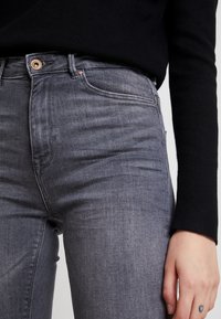 ONLY Vaqueros pitillo - grey denim