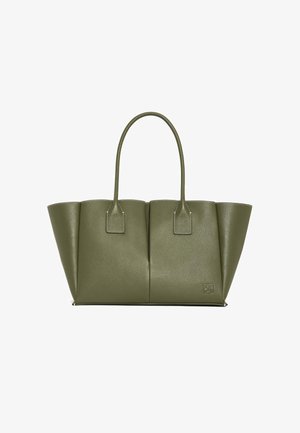 Borsa tote in pelle verde oliva con due manici lunghi, forma strutturata, fondo piatto e dettagli di cucitura sottile lungo i bordi.