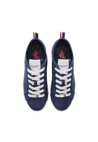 Paire de baskets bleu marine U.S. Polo Assn. avec lacets blancs et boucles au talon rouge, blanc et bleu, vues de dessus.