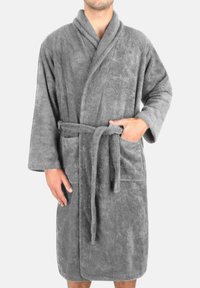 Grauer, flauschiger Bademantel mit langen Ärmeln, einem Gürtel und Taschen. Der Stoff hat eine weiche Textur und dezente Logo-Details auf der Vorderseite.