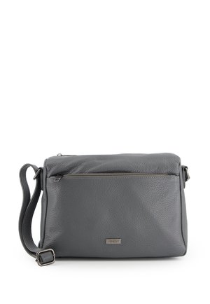 Grå læder crossbody taske med en struktureret overflade, frontlomme med lynlås, justerbar strop og en lille mærket metalplade.