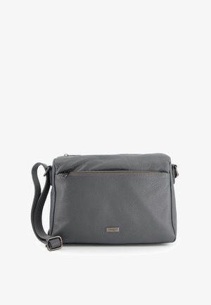 Grau gefärbte Leder Umhängetasche mit strukturierter Oberfläche, vorderer Reißverschluss-Tasche, verstellbarem Tragegurt und einem kleinen markierten Metallplättchen.