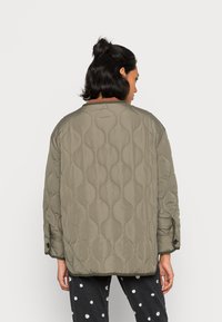 ONLY ONLCHARLEE JACKET - Casaco leve - deep lichen green