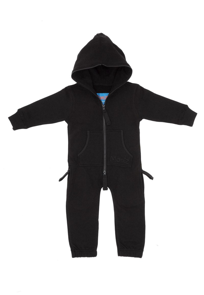 Zwarte capuchon jumpsuit met een voorzijde rits, twee zakken en manchet mouwen en enkels. Heeft een geborduurd merkembleem.