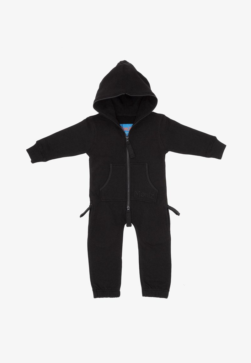 Zwarte capuchon jumpsuit met een voorzijde rits, twee zakken en manchet mouwen en enkels. Heeft een geborduurd merkembleem.