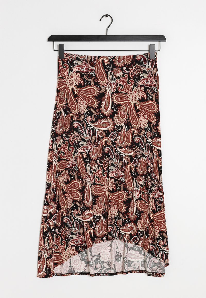 Mustat hameet, joissa on punaisia ja beigejä paisley-kuvioita, roikkuvat mustassa vaateripustimessa valkoista taustaa vasten.