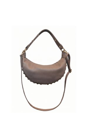 Braune Lederhandtasche in Halbmondform mit zwei verstellbaren Tragegurten und kleinen Metallnieten entlang des unteren Randes.