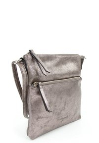 Kovově hnědá crossbody taška z texturované kůže, která má dvě kapsy na zip a odnímatelný popruh pro všestrannost.