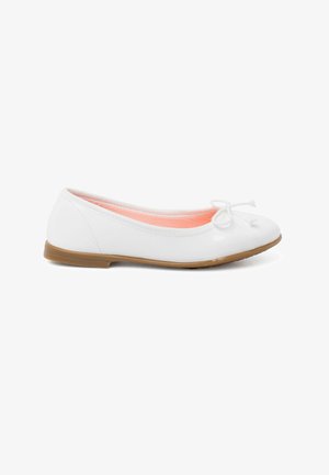 Witte balletflats van glanzend synthetisch materiaal, met een klein strikdetail op de teen en een flexibele tan rubberen zool.