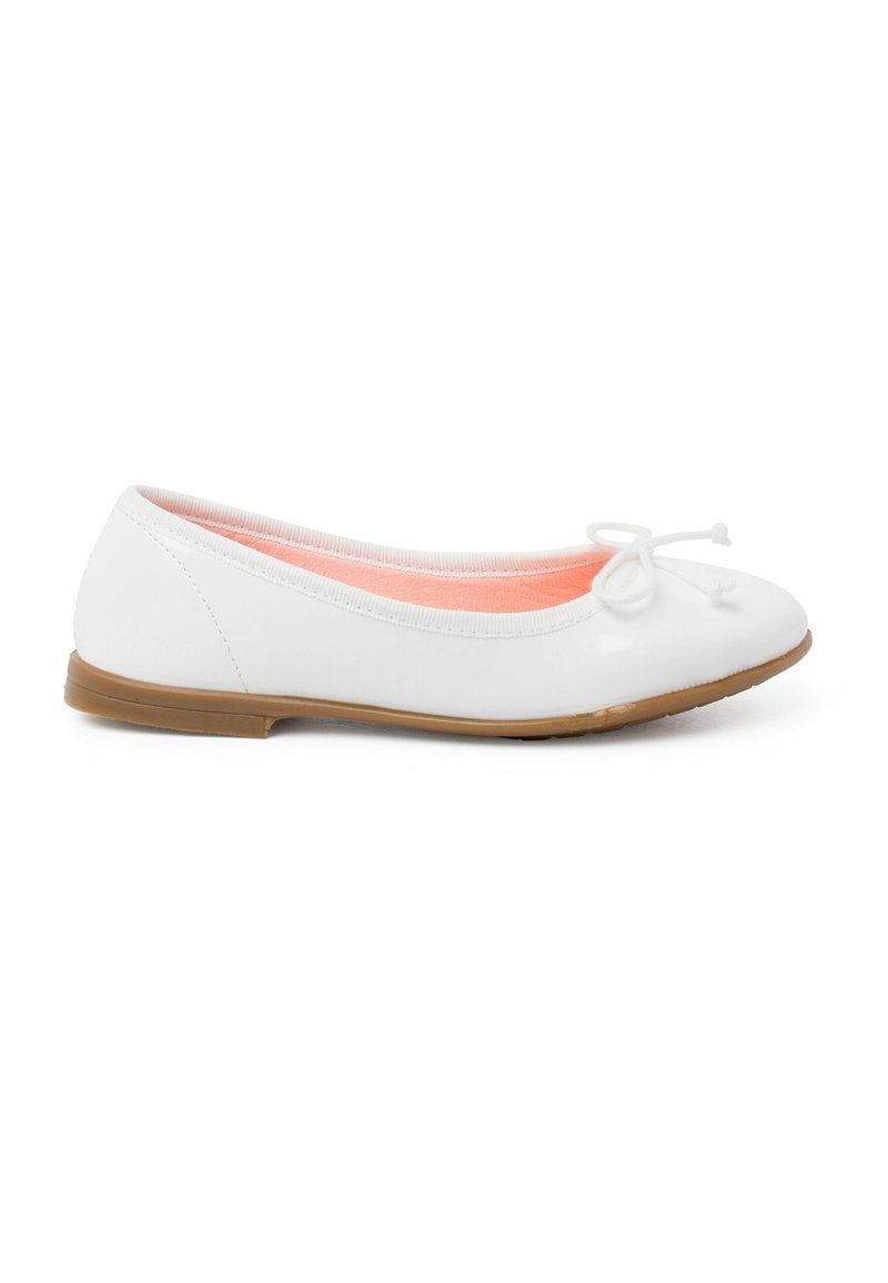 Ballerine bianche realizzate in materiale sintetico lucido, con un piccolo fiocco sulla punta e suola flessibile in gomma beige.