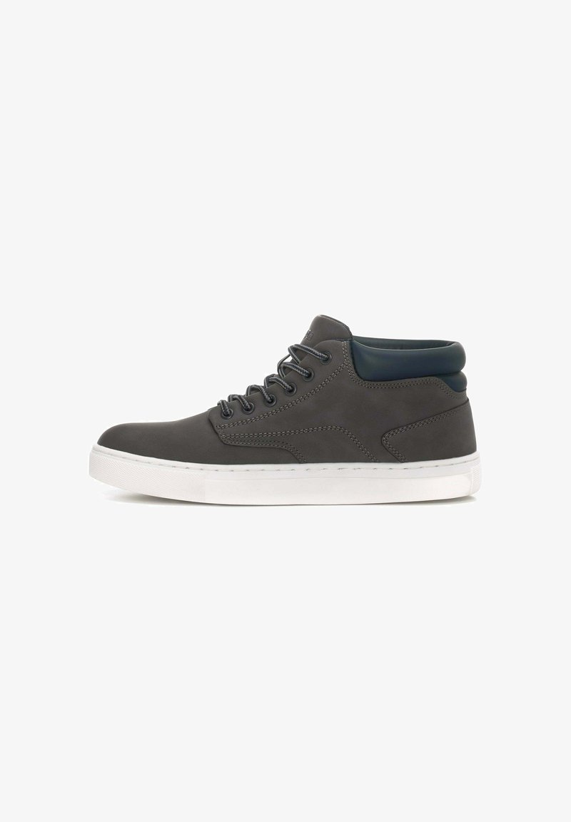 Sneaker alta grigia con tomaia in pelle liscia, suola in gomma bianca e accenti blu scuro in contrasto sul collo e sui lacci.