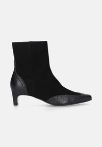 Zwarte enkellaarsjes van een combinatie van suede en leer, met een spitse neus, gestikte details en een bescheiden hak.