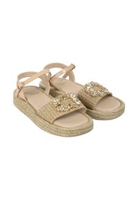 Sandali beige con una texture intrecciata, una fascia larga decorata con una fibbia di strass e una suola elevata simile al sughero. Inclusa una cinghia alla caviglia con fibbia.