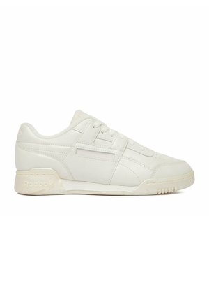 Zapatilla blanca de cuero de caña baja con cierre de cordones y suela texturizada, logo lateral de Reebok grabado en la zona del talón.
