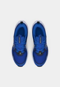 Μπλε αθλητικά παπούτσια με γκέτα από διχτυωτό υλικό, μαύρες λεπτομέρειες και λευκή σόλα. Διαθέτουν κορδόνια και λογότυπο στη γλώσσα. Σόλα με ανάγλυφο σχέδιο.