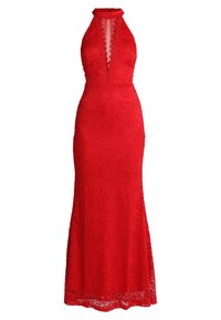 Vestido de noite vermelho em renda, com decote halter, corpete justo e bainha evasê. Apresenta padrões florais e um recorte em forma de lágrima no peito.