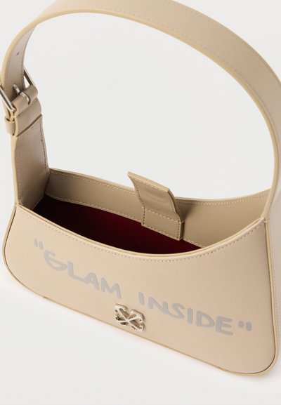 Μπεζ δερμάτινη τσάντα χειρός με το κείμενο "GLAM INSIDE" στο μπροστινό μέρος, ασημένιο κούμπωμα και εσωτερική επένδυση σε σκούρο κόκκινο.