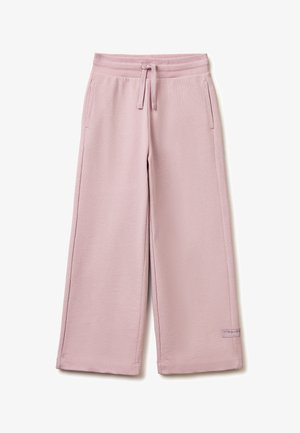 Pantalones anchos de color rosa con cinturilla elástica y cordón, que cuentan con bolsillos laterales y una pequeña etiqueta cerca del dobladillo en la pierna derecha.