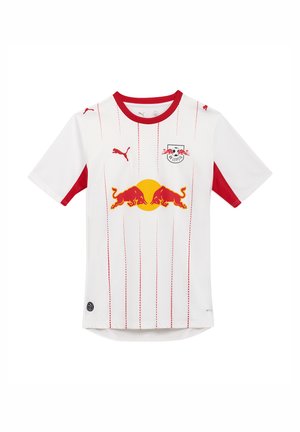 Weißes RB Leipzig Fußballtrikot mit rotem Besatz, roten vertikalen Nadelstreifen, Puma-Logos und Red Bull Doppelbullen-Logo mittig auf der Brust.