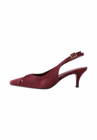 Bordová semišová lodička so slingbackom, špicatou špičkou, otvorenou prednou časťou a malou zlatou sponou. Úzky, zúžený podpätok a hladký povrch.