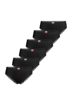 Kuusi naisten mustaa alushousua, joissa on pitsireunus, aseteltuina vinottain valkoisella taustalla.