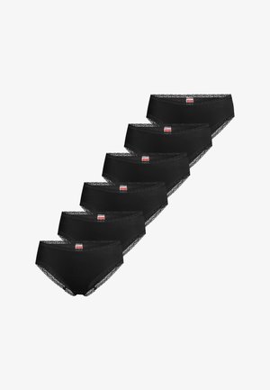 Sześć czarnych majtek damskich z koronkową lamówką ułożonych po przekątnej na białym tle.