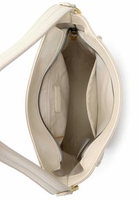 Borsa a mano in pelle bianca con finitura testurizzata, dotata di chiusura con zip, tasche interne e fodera in tessuto morbido. Dettagli in metallo dorato.