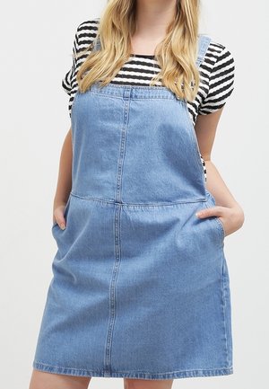 Denimmekko, jossa on rento leikkaus, vaaleansininen väri, säädettävät olkaimet ja etupocketit; mukana pystysuorat saumarakenteet.