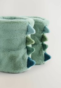 Ceste di stoccaggio morbide e verdi in peluche, con accenti appuntiti in tonalità più scure di blu e verde su un lato. Texture soffice e forma arrotondata.