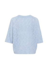 Gaiši zila, īsām piedurknēm adīta blūze ar dimanta mežģīņu rakstu, noapaļotu kakla izgriezumu un brīvu piegriezumu ar mīkstu tekstūru.