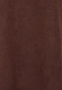 Tissu en daim marron avec une surface douce, légèrement texturée, et une couleur marron uniforme et riche.
