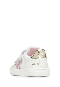 Sneaker bianca con accento a stella rosa e luccicante, lacci grigi morbidi e dettaglio in oro metallico sul tallone. Suola in gomma testurizzata e lati perforati.