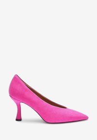 Talons aiguilles en suède rose avec un bout pointu et un design épuré. La surface texturée et la tige fine complètent la couleur vive.