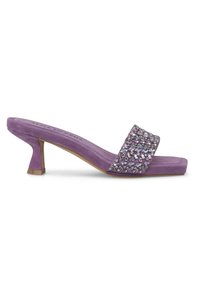 Mule in suede viola con tacco alto, dotate di una larga fascia decorata con strass e punta rettangolare. Tacco basso a blocco, texture morbida.