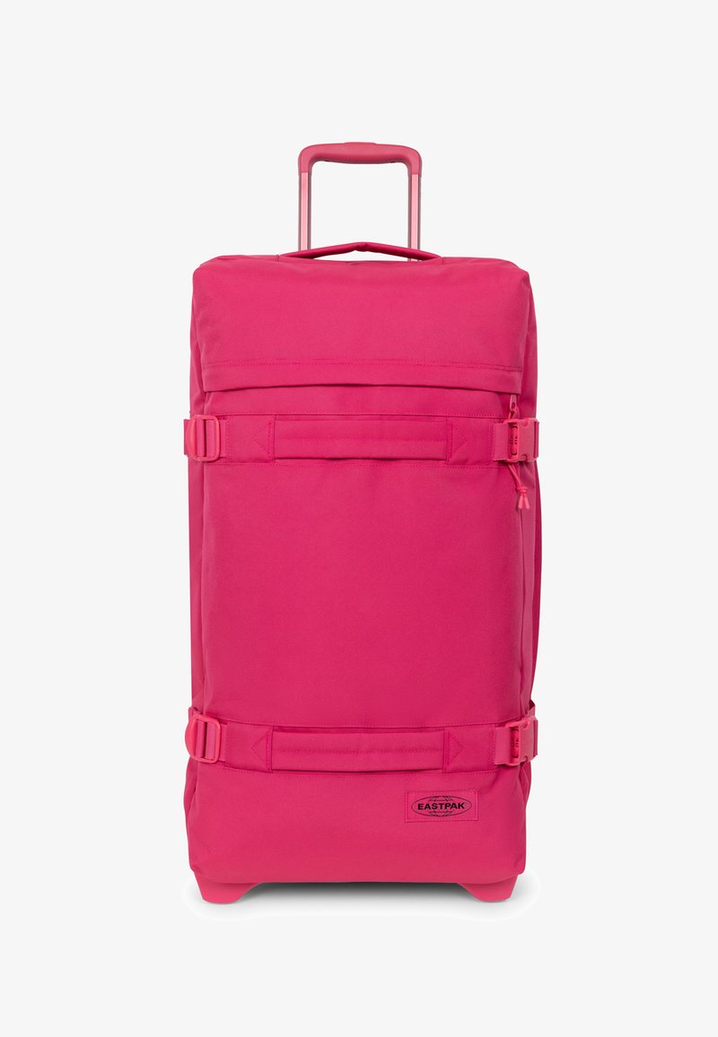 Valise à roulettes rose en tissu résistant, équipée de deux sangles réglables, d'une poignée télescopique et d'un fond plat. Dispose d'un patch avec logo.