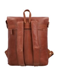 Smeđi kožni ruksak s preklapanjem na vrhu, dva duga podesiva remena i ručkom na vrhu. Ima džep sa zatvaračem i detalje od šivanja.
