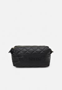 Juodas kvadratinis odinis krepšys su įspaustu "VALENTINO" logotipu. Turi užtrauktuko viršų ir tvirtą šoninę rankeną. Lygi tekstūra ir struktūrizuota forma.