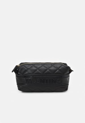 Crna torba od prešane kože s ugraviranim logotipom "VALENTINO". Ima zatvaranje na patentni zatvarač i čvrstu bočnu ručku. Glatka tekstura i strukturirani oblik.