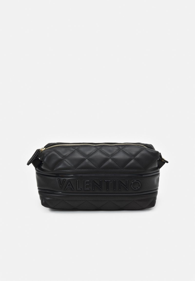 Juodas kvadratinis odinis krepšys su įspaustu "VALENTINO" logotipu. Turi užtrauktuko viršų ir tvirtą šoninę rankeną. Lygi tekstūra ir struktūrizuota forma.