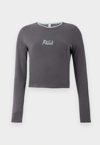 Sivý dlhý rukáv crop top s ribovanou textúrou, ktorý má svetlo modrý dekolt a bočné akcenty, a vyšitým logom na hrudi.
