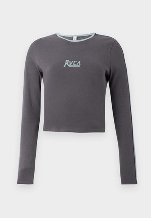Grijze langermige cropped top met een ribbeltextuur, voorzien van een lichtblauwe neklijn en zijaccenten, en een geborduurd logo op de borst.