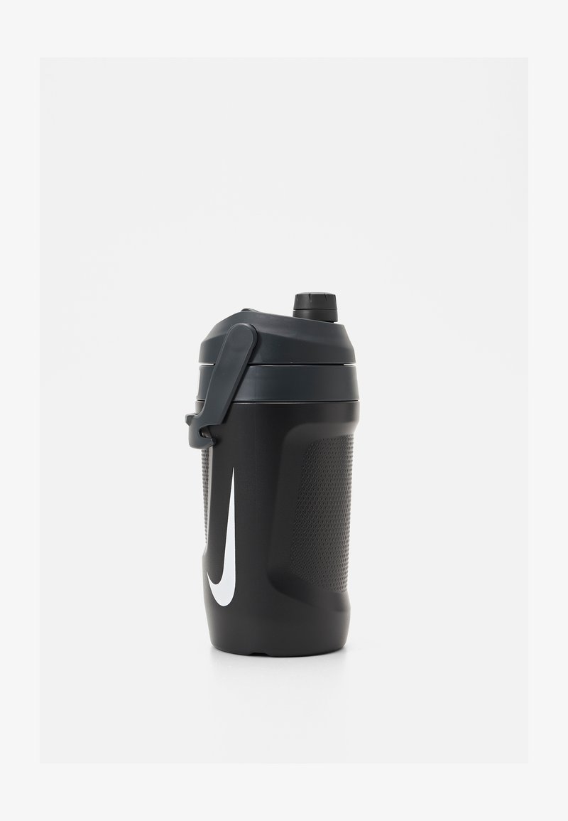 Garrafa de água desportiva preta com aderência texturizada, tampa flip-top e logótipo branco da Nike. Projetada para fácil manuseio e portabilidade.